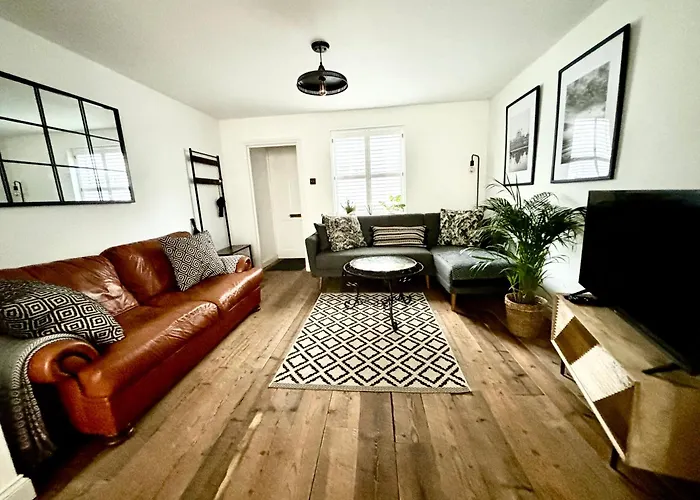 Stunning 3 Bedroom & 2 Bathroom Cottage With Patio