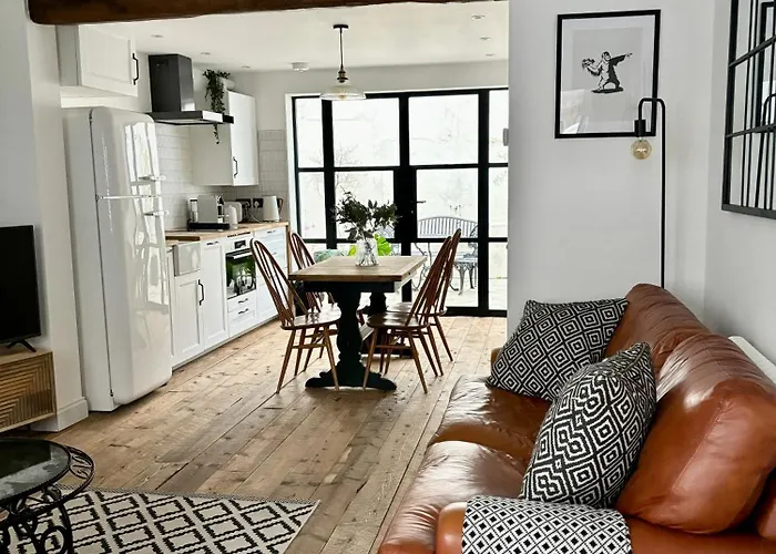 Stunning 3 Bedroom & 2 Bathroom Cottage With Patio