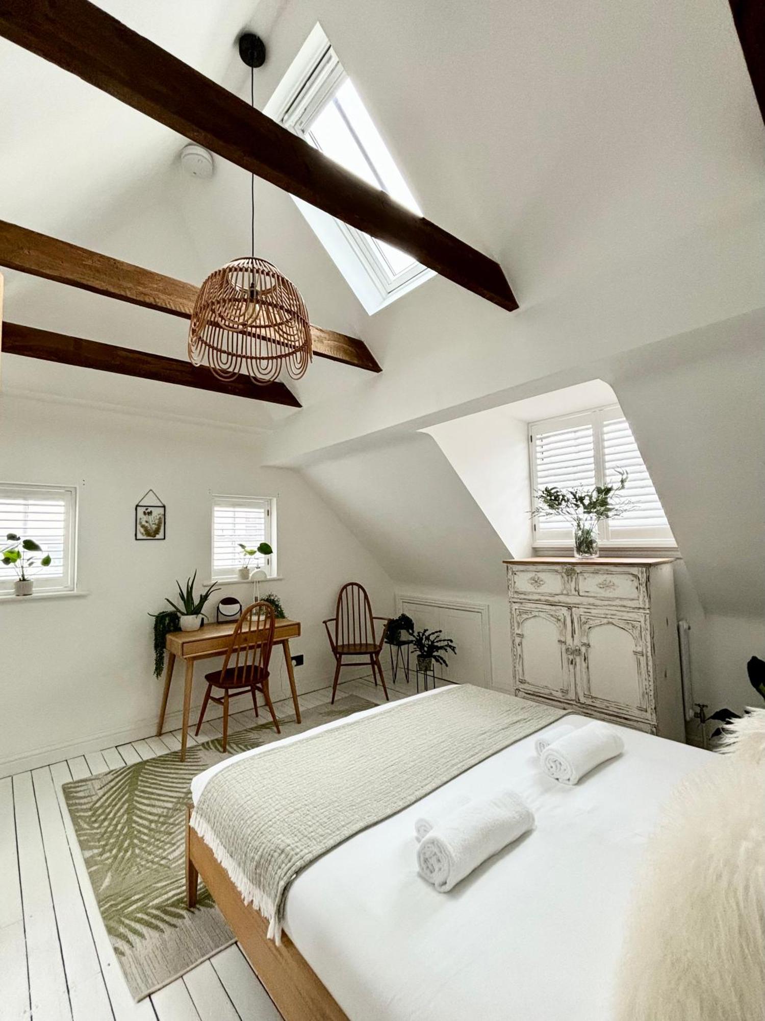 Stunning 3 Bedroom & 2 Bathroom With Patio * Hove