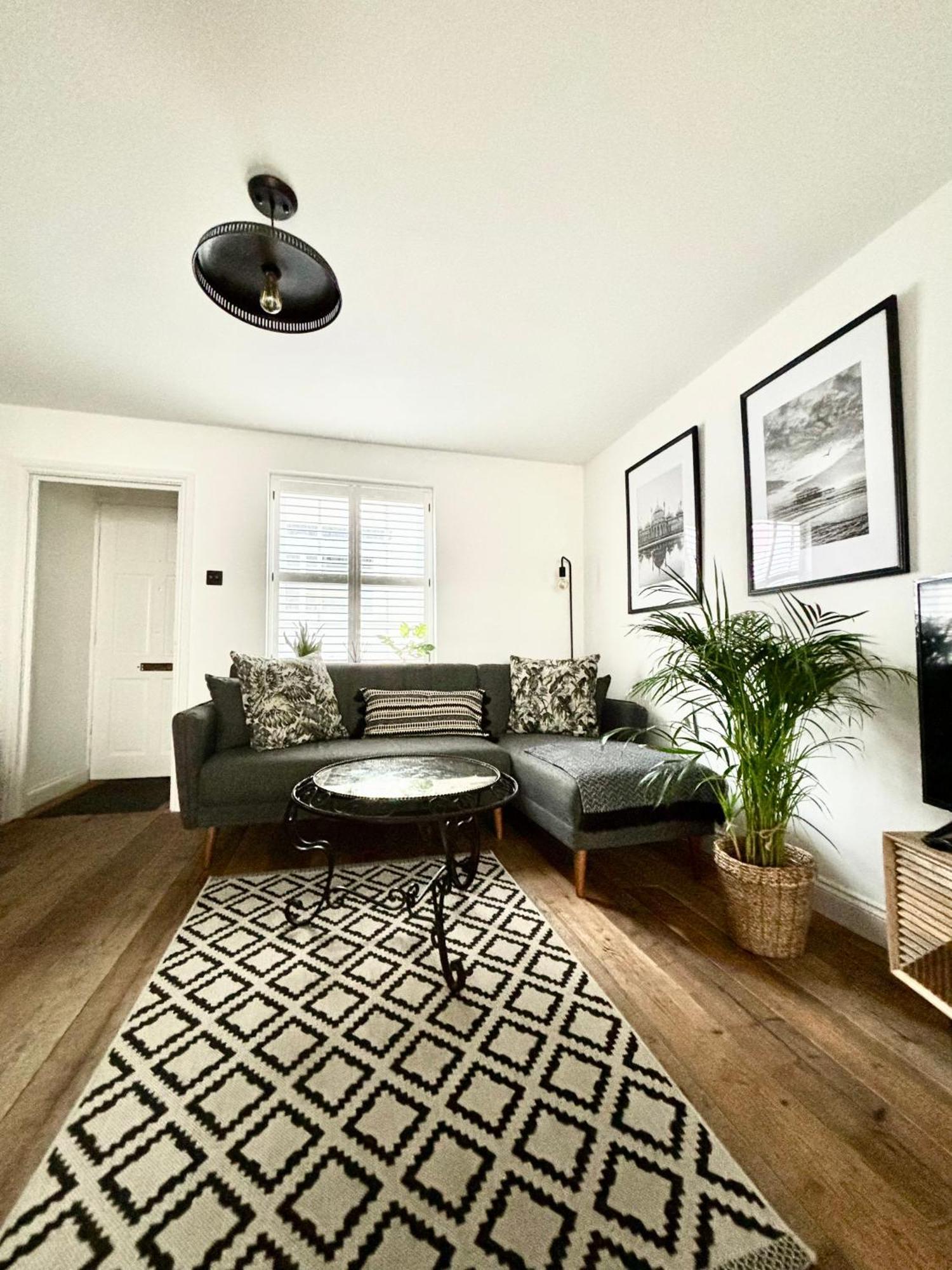 Stunning 3 Bedroom & 2 Bathroom With Patio Hove