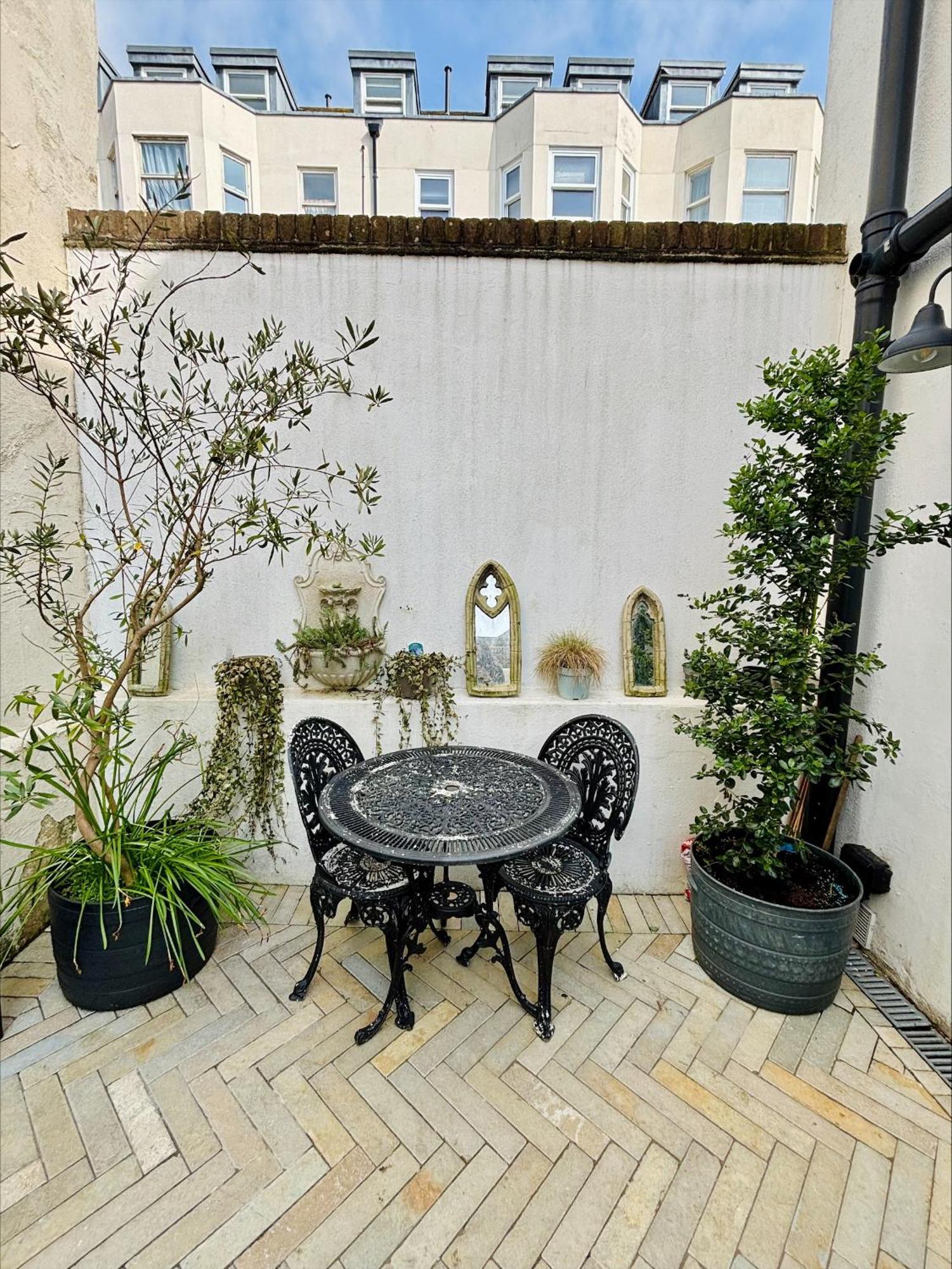 Stunning 3 Bedroom & 2 Bathroom With Patio *
