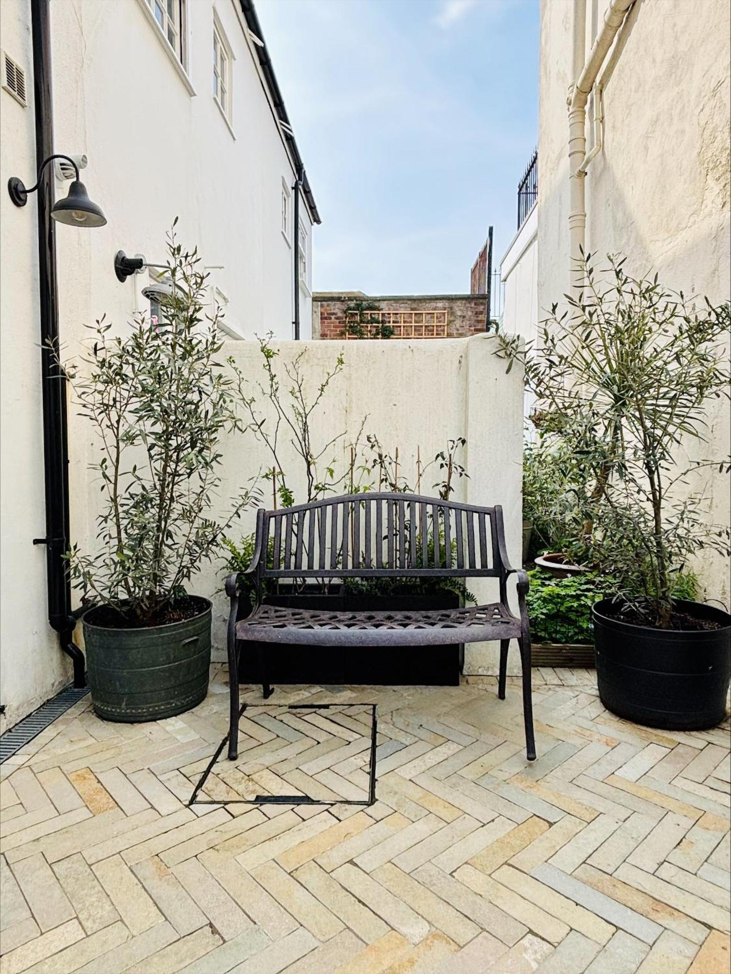 Stunning 3 Bedroom & 2 Bathroom With Patio * Hove